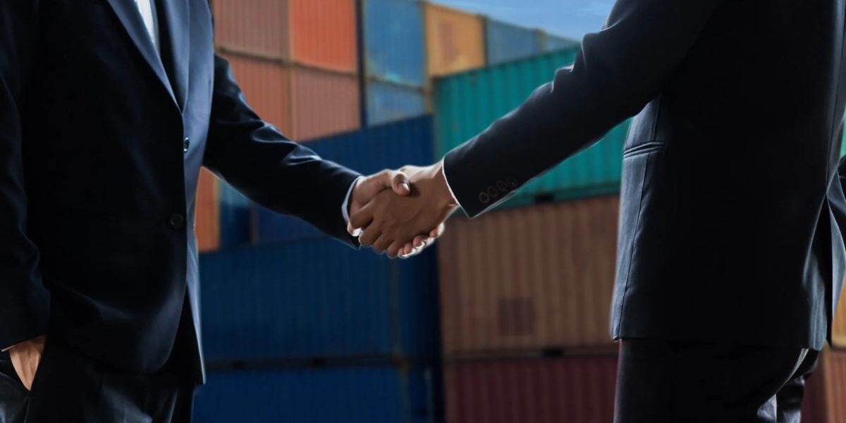 Administración Naviera vs. Comercio Internacional Diferencias entre Administración Naviera y Comercio Internacional y sus áreas de especialización profesional.