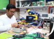 Ingeniero electrónico trabajando con equipos y sistemas electrónicos en un entorno tecnológico.