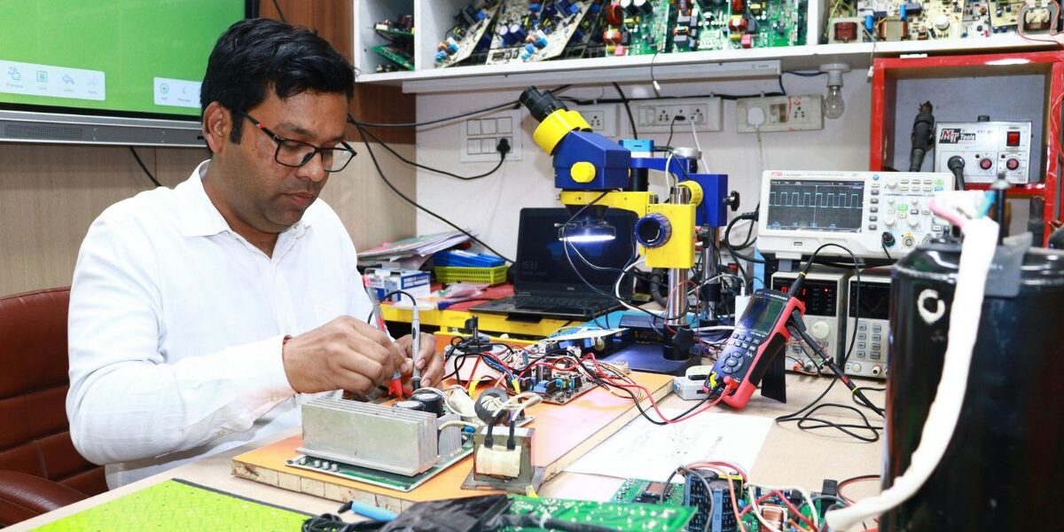Ingeniero electrónico trabajando con equipos y sistemas electrónicos en un entorno tecnológico.