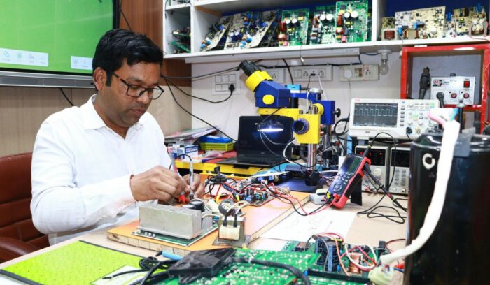 Ingeniero electrónico trabajando con equipos y sistemas electrónicos en un entorno tecnológico.