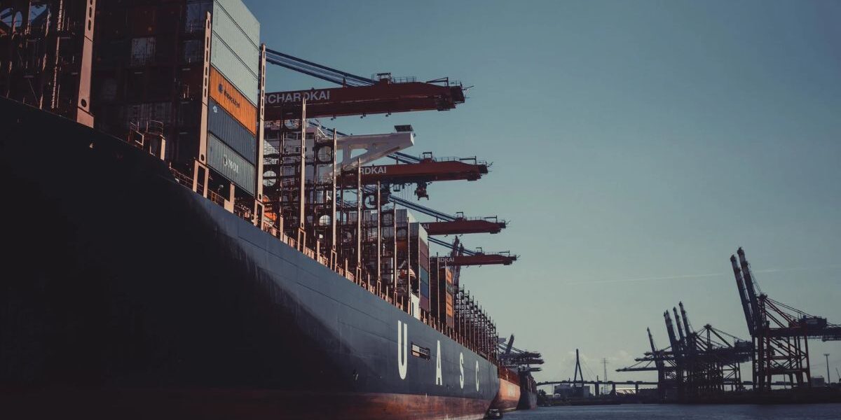 ¿Es difícil estudiar Administración Naviera? Estudiante universitario preparando materias de la Licenciatura en Administración Naviera.