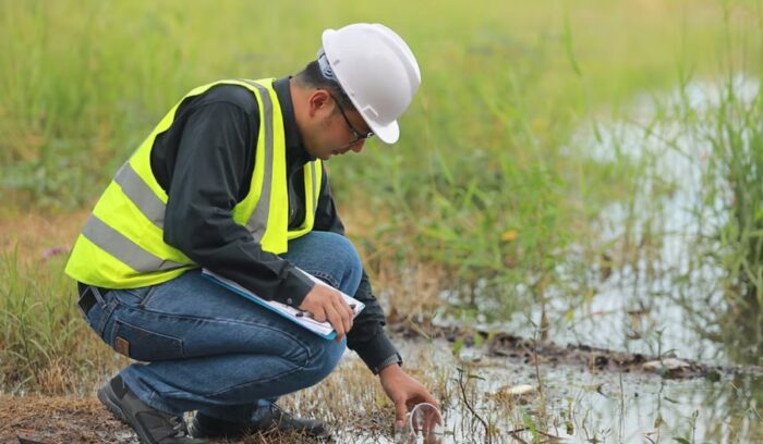 Estudiante de Gestión Ambiental estudiando ciencias naturales y analizando información ambiental.