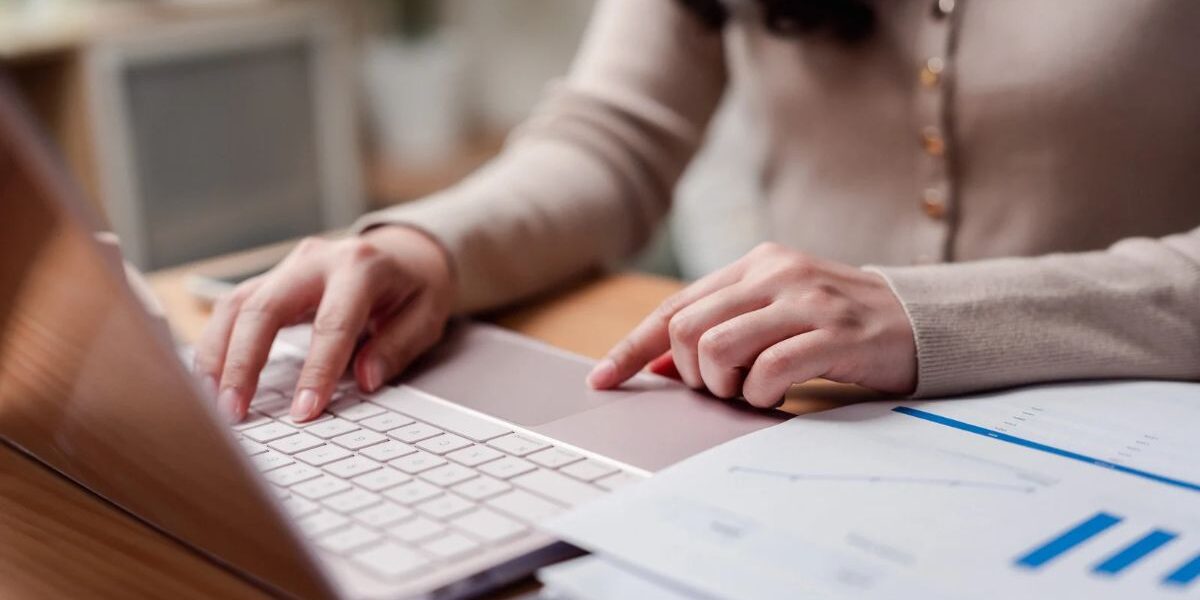 Estudiante de Administración Naviera que combina el estudio universitario con sus responsabilidades laborales.