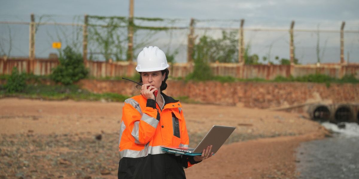 Estudiante de Gestión Ambiental analizando información ambiental y desarrollando habilidades científicas.