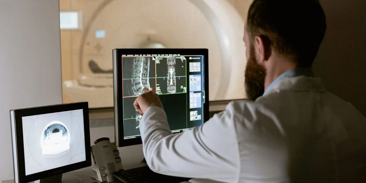 Habilidades para estudiar Radiología: conocimientos científicos, tecnología médica y atención al paciente.