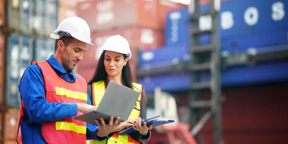 Profesional de Administración Naviera en tareas de gestión y logística del transporte marítimo.