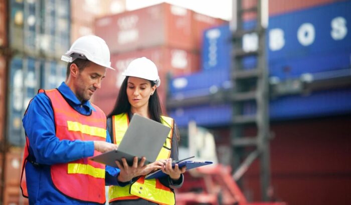 Profesional de Administración Naviera en tareas de gestión y logística del transporte marítimo.