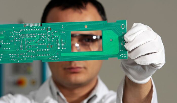 Ingeniero electrónico trabajando con circuitos y sistemas electrónicos.