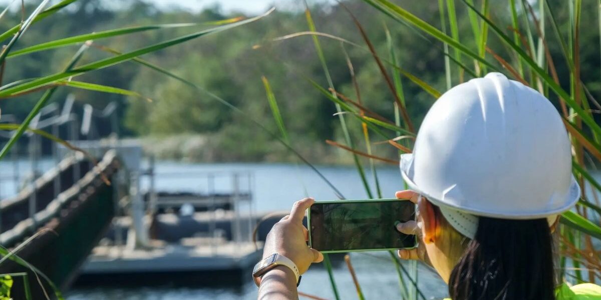 Salidas laborales de Gestión Ambiental Profesional en Gestión Ambiental trabajando en un proyecto de evaluación y mejora ambiental.