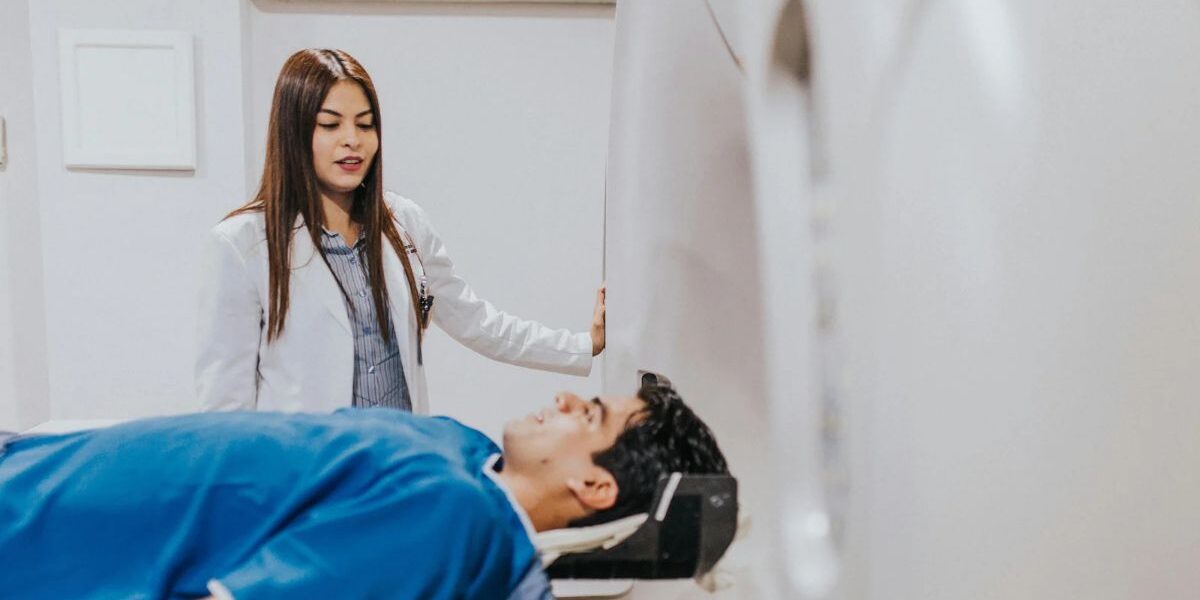 ¿Vale la pena estudiar Radiología? Vale la pena estudiar Radiología: formación en salud, tecnología médica y diagnóstico por imágenes.